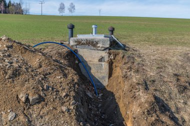 Bir kuyu ve doğal kaynak digged içme suyu rezervuarı, Almanya