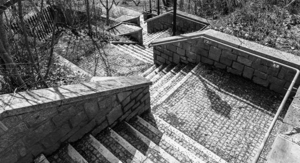 Imagem Branca Preta Escadas Pedra Parque Cima Baixo Alemanha — Fotografia de Stock