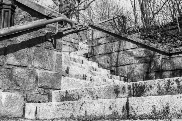 Imagem Branca Preta Escadas Pedra Parque Cima Baixo Alemanha — Fotografia de Stock