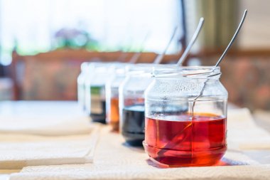 Salatalık gözlük ve çeşitli renkler, Almanya ile mutfakta evde Paskalya yumurtaları renk