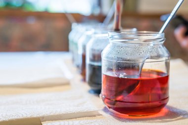 Salatalık gözlük ve çeşitli renkler, Almanya ile mutfakta evde Paskalya yumurtaları renk