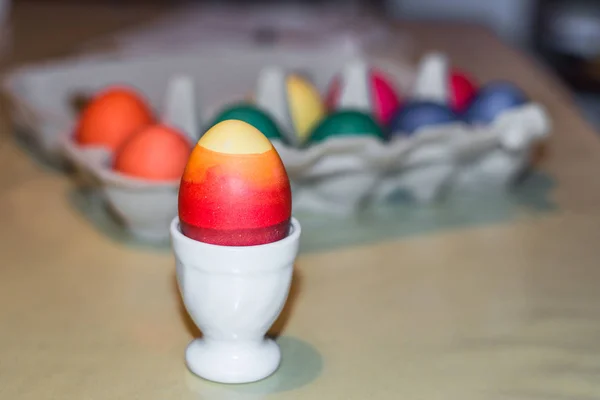 Huevos Coloridos Pascua Autoteñidos Una Taza Huevo Cartón Huevo Alemania — Foto de Stock