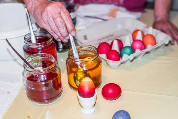 Gammal Kvinna Färgning Påskägg Hemma Köket Gurka Glas Och Med — Stockfoto