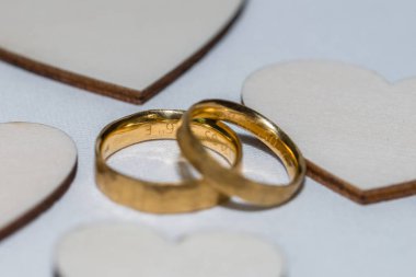 Ahşap kalpleri ile bir masada Altın alyans, Almanya