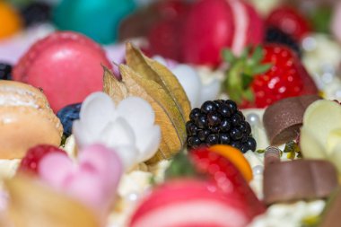 Çeşitli kekler, kekler ve hamur işleri ile tatlı büfesi