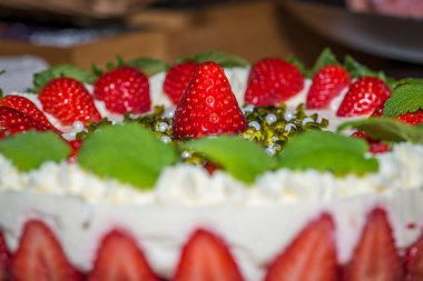 Taze çilekile süslenmiş çilekli kremalı pastanın yakın çekimi, Almanya