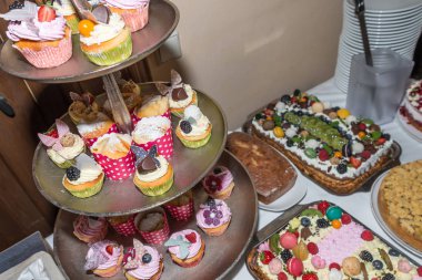 Çeşitli kekler, kekler ve hamur işleri ile tatlı büfesi