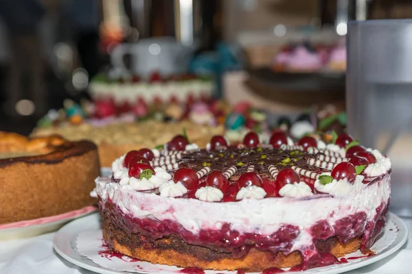 德国草莓奶油蛋糕的特写镜头 — 图库照片
