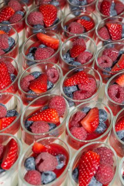 Gözlüklü mus üzerinde taze meyve li tatlı büfesi, Almanya