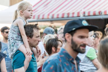 Regensburg, Bavyera, Almanya, 28 Haziran 2019, Regensburg Brgerfest canlı konser sırasında babasının omuzlarında oturan küçük kız 2019, Almanya