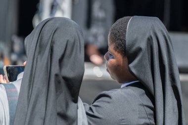 Regensburg, Bavyera, Almanya, 29 Haziran 2019, Almanya'nın Regensburg kentinde düzenlenen 2019 vatandaşlık kutlamalarında etnik kökenden iki rahibe selfie fotoğrafı çekti.