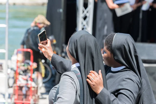 Regensburg, Bavyera, Almanya, 29 Haziran 2019, Almanya'nın Regensburg kentinde düzenlenen 2019 vatandaşlık kutlamalarında etnik kökenden iki rahibe selfie fotoğrafı çekti.