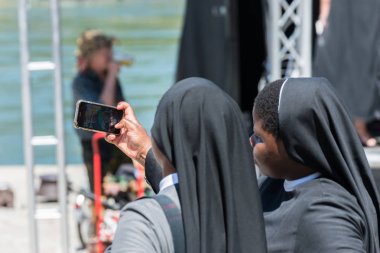 Regensburg, Bavyera, Almanya, 29 Haziran 2019, Almanya'nın Regensburg kentinde düzenlenen 2019 vatandaşlık kutlamalarında etnik kökenden iki rahibe selfie fotoğrafı çekti.