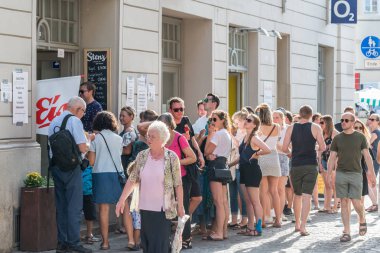Regensburg, Bavyera, Almanya, 30 Haziran 2019, Regensburg'da bir dondurma cılızın önünde kuyrukta bulunanlar 2019, Almanya