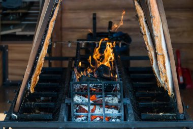 Açık ateşte taze ızgara stockfish ve parlayan kömür, Almanya