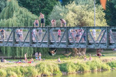 Regensburg, Bavyera, Almanya, 30 Haziran 2019, Bir grup genç, 2019 Almanya vatandaş festivali sırasında Regensburg'daki Tuna Nehri'ne köprüden atlamak istiyor