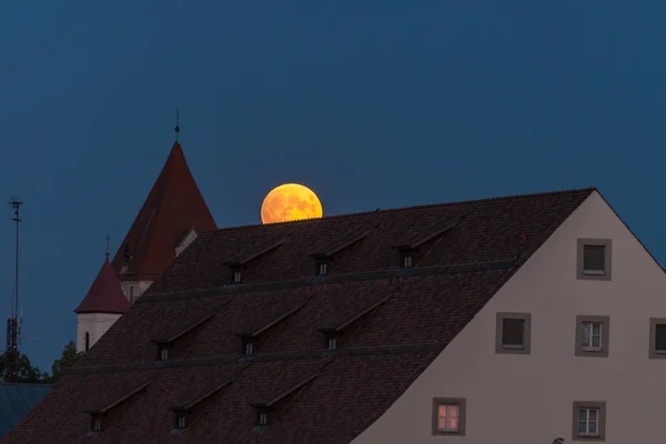 Luna Llena Sobre Los Tejados Torres Ratisbona Alemania — Foto de Stock
