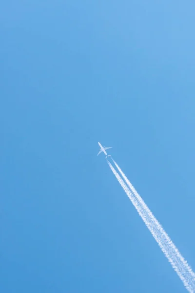 Avión Cielo Azul Con Nubes Senderos Condensación Alemania — Foto de Stock