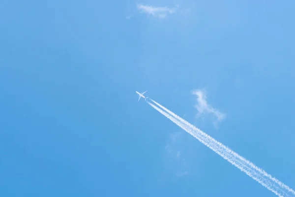 Avión Cielo Azul Con Nubes Senderos Condensación Alemania — Foto de Stock