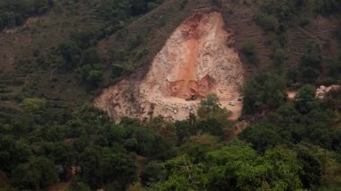 Himachal tepelerinde madencilik yaparak çevresel yıkım. Mandi, Himachal Pradesh 'in bu güçlü videosu otlaklarla kaplı tepelerde taş madenciliğinin çevresel etkisini gösteriyor..