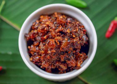 Tay chili yapıştırın üzerinde muz yaprak adam