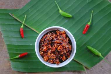 Tay chili yapıştırın üzerinde muz yaprak adam