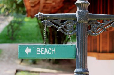 arka plan üzerinde plaj tabela.