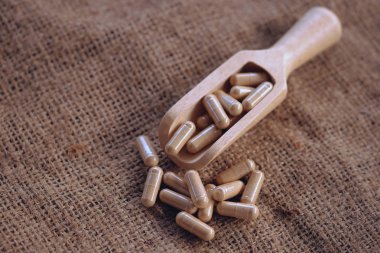 Beyaz izole vitamini kapsül bitkisel ilaçlar