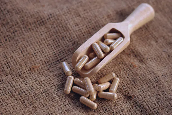 Beyaz izole vitamini kapsül bitkisel ilaçlar