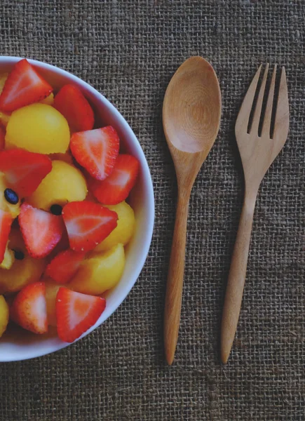 Fraise Pastèque Avec Cuillère Bois — Photo