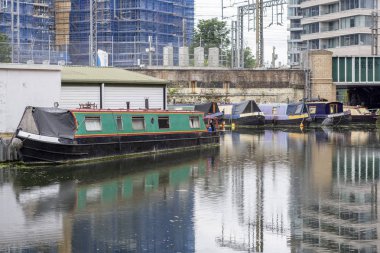 Şehrin nehir ve teknesinde temiz yansıtıcı su yüzeyi kilitlendi