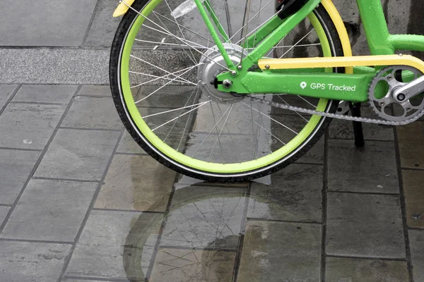 Roda Verde Uma Bicicleta Ciclo Alugada Cidade — Fotografia de Stock