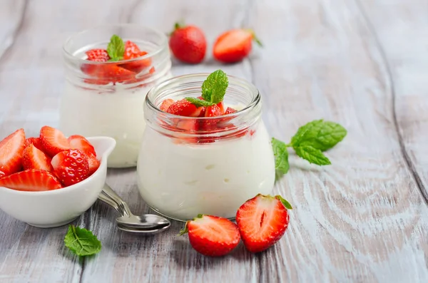 Hemmagjord Naturlig Yoghurt Med Jordgubbar Och Mynta Selektivt Fokus — Stockfoto