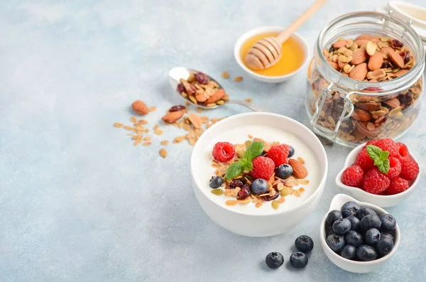 Hemmagjord Müsli Med Yoghurt Och Färska Bär Hälsosam Frukost Koncept — Stockfoto