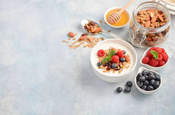 Hemmagjord Müsli Med Yoghurt Och Färska Bär Hälsosam Frukost Koncept — Stockfoto