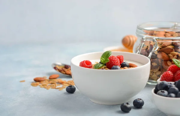 Granola Caseira Com Iogurte Bagas Frescas Conceito Café Manhã Saudável — Fotografia de Stock