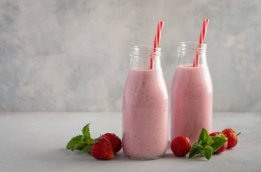Çilekli milkshake bir gri beton zemin, seçici odak, kopya alanı.