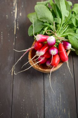 Demet taze renkli turp eski rustik ahşap masa, seçici odak, kopya alanı.