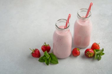 Çilekli milkshake bir gri beton zemin, seçici odak, kopya alanı.