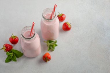 Çilekli milkshake bir gri beton zemin, seçici odak, kopya alanı.