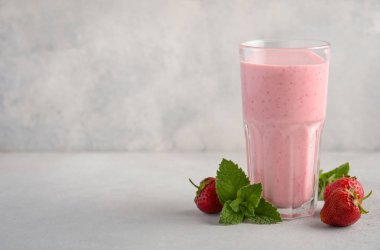 Çilekli milkshake bir gri beton zemin, seçici odak, kopya alanı.