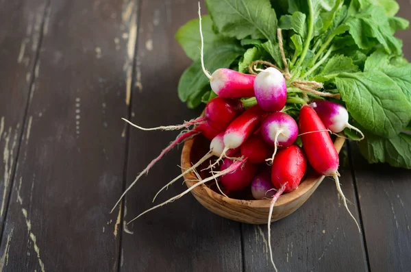 Bunch Fresh Colorful Radishes Old Rustic Wooden Table Selective Focus — Stock Photo, Image