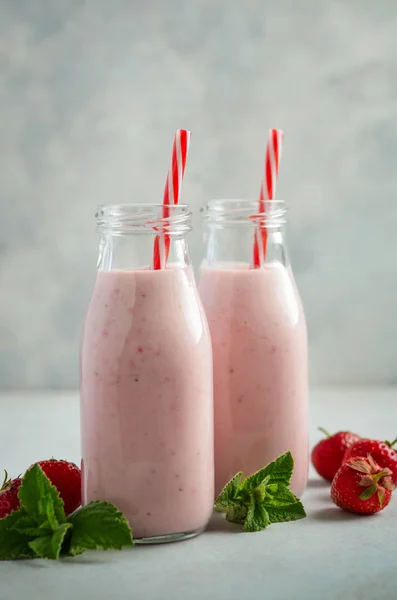 Batido Fresa Sobre Fondo Hormigón Gris Enfoque Selectivo Espacio Copia —  Fotos de Stock