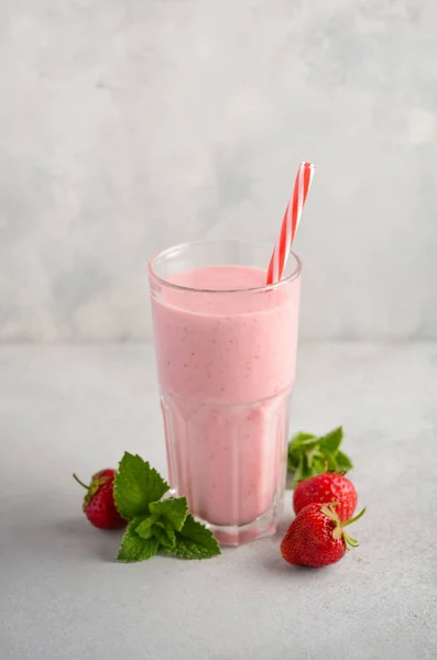 Strawberry Milkshake Grå Betong Bakgrund Selektiv Fokus Kopiera Utrymme — Stockfoto
