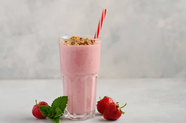 Strawberry Milkshake Grå Betong Bakgrund Selektivt Fokus — Stockfoto