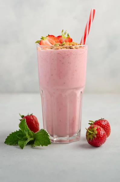 Strawberry Milkshake Grå Betong Bakgrund Selektivt Fokus — Stockfoto