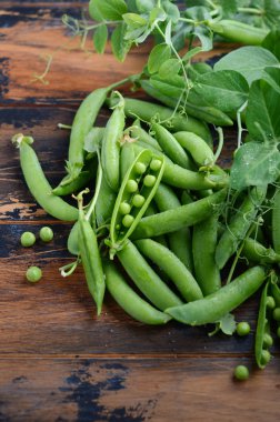 Rustik ahşap zemin üzerine taze organik yeşil bezelye.