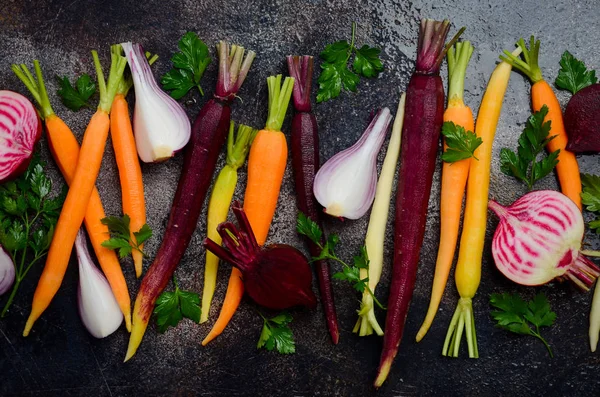 古いさびたベーキング シート 調理の準備ができての新鮮な有機野菜のトップ ビュー — ストック写真