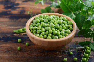 Rustik ahşap zemin üzerine taze organik yeşil bezelye.