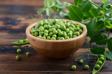 Rustik ahşap zemin üzerine taze organik yeşil bezelye.